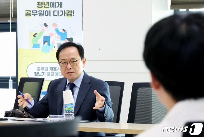 [사진] 수험생들 만난 김승호 인사혁신처장