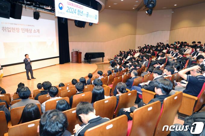 [사진] 김승호 인사혁신처장, '취업 현장의 인재상 특강'