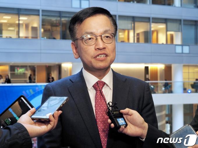 최상목 부총리 겸 기획재정부 장관이 18일(현지시간) 워싱턴DC에 있는 IMF 본부 건물에서 특파원들과 만나 질의응답을 하고 있다. 사진은 워싱턴특파원 공동취재단 제공.