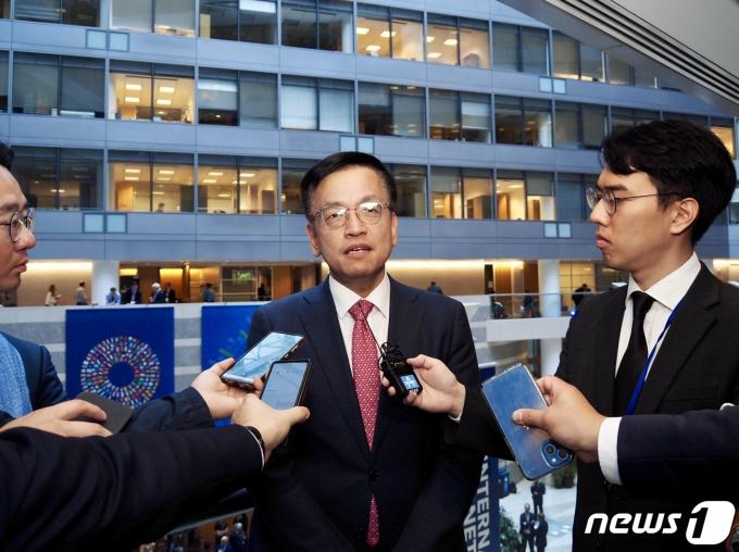 최상목 부총리 겸 기획재정부 장관이 18일(현지시간) 워싱턴DC에 있는 IMF 본부 건물에서 특파원들과 만나 질의응답을 하고 있다. 사진은 워싱턴특파원 공동취재단 제공.