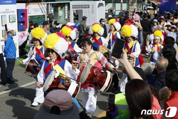 4·19혁명 기념일을 하루 앞둔 18일 서울 강북구청 사거리에서 열린 4·19혁명 국민문화제 2024에서 시민들이 '1960 거리재현 퍼레이드 전국 경연대회'를 펼치고 있다. 2024.4.18/뉴스1 ⓒ News1 안은나 기자
