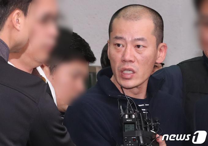 경남 진주시 가좌동 한 아파트에서 이달 17일 오전 4시 30분께 발생한 방화·묻지마 살인 사건의 피의자인 40대 남성 안인득(43)씨가 신상정보 공개 결정에 따라 마스크를 벗은 채 19일 오후 진주경찰서에서 나오고 있다. 2019.4.19/뉴스1 ⓒ News1 여주연 기자