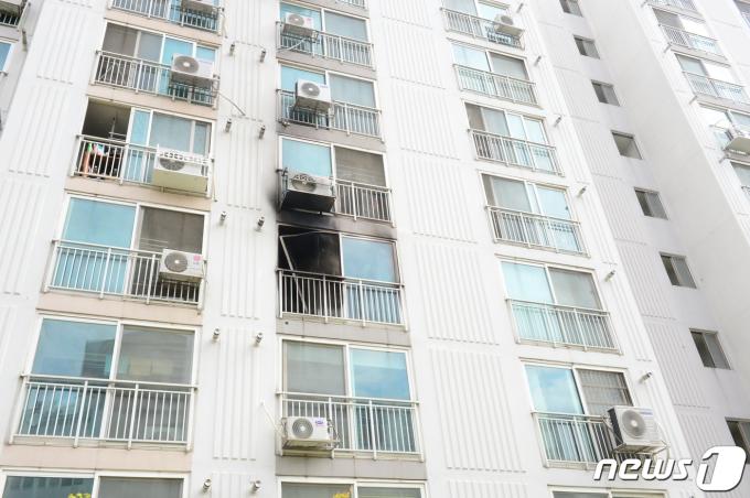 17일 오전 4시 30분께 경남 진주시 가좌동의 한 아파트에 거주하는 40대 남성 안 모(43)씨가 본인 집에 불을 지른 뒤 계단에서 대피하는 이웃 주민들을 상대로 흉기를 휘둘러 5명이 숨지고 10명이 다쳤다. 안 씨는 임금 체불에 불만을 품고 이 같은 방화를 벌인 것으로 알려졌다. 사진은 안 씨가 불을 지른 아파트 모습. 2019.4.17/뉴스1 ⓒ News1 강대한 기자