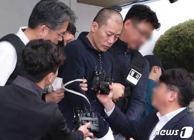 경남 진주시 가좌동 한 아파트에서 이달 17일 오전 4시 30분께 발생한 방화·묻지마 살인 사건의 피의자인 40대 남성 안 모(43)씨가 19일 오후 진주경찰서에서 나오고 있다. 2019.4.19/뉴스1 ⓒ News1 여주연 기자