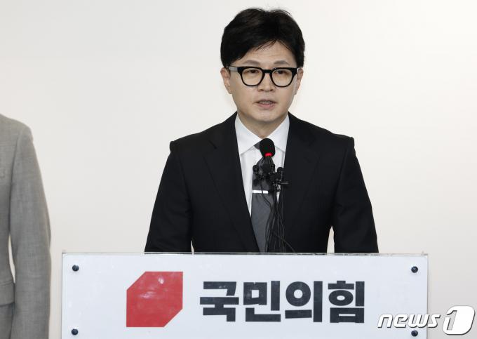 한동훈 국민의힘 비상대책위원장 겸 총괄선거대책위원장이 11일 오전 서울 여의도 중앙당사에서 제22대 국회의원 선거 결과와 관련해 입장을 밝히고 있다. 이날 한 위원장은 