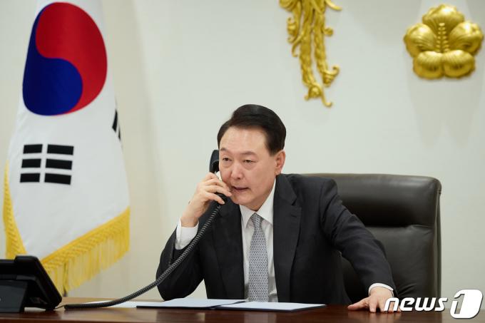 윤석열 대통령이 지난 17일 용산 대통령실 청사에서 기시다 후미오 일본 총리와 전화 통화를 하고 있다. (대통령실 제공) 2024.4.17/뉴스1 ⓒ News1 오대일 기자