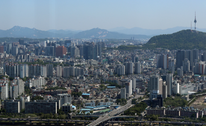 서울시가 도입 24년이 지난 지구단위계획구역 제도를 개편하며 용적률 규제를 완화했다. 사진은 서울시내 전경. /사진=뉴시스