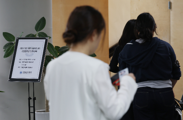 정부가 내년 의과대학 입학 정원 확대와 함께 간호학과 정원 1000명 증원도 추진하며 자연계열 입시에 큰 변동성이 있을 것으로 보인다. 지난 18일 서울 중구 대한간호협회 서울연수원에서 간호사들이 교육에 참여하고 있다. /사진=뉴스1