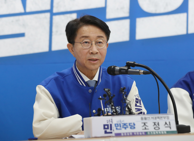 조정식 더불어민주당 사무총장 등 민주당 정무직 당직자들이 19일 사임 의사를 밝혔다. 사진은 조 사무총장이 지난달 29일 경기 성남시 분당구 이광재 후보 선거사무실에서 열린 '더불어민주당 경기 현장 선거대책위원회의'에서 발언하는 모습. /사진=뉴스1