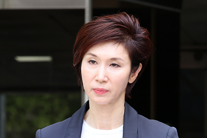 노소영 아트센터나비 관장에게서 26억원을 빼돌림 혐의로 기소된 비서가 구속 상태로 검찰에 송치됐다. 사진은 지난 16일 오후 서울 서초구 서울고등법원에서 열린 최태원-노소영 이혼 소송 항소심 2차 변론을 마친 뒤 법원을 나서는 노 관장. /사진=뉴시스