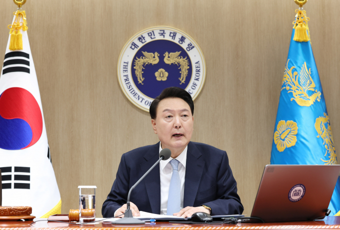 윤석열 대통령의 직무수행 긍정률이 23%로 최임 후 역대 최저치를 기록했다. 사진은 윤 대통령이 지난 16일 서울 용산 대통령실 청사에서 열린 국무회의를 주재하는 모습. /사진=뉴시스(대통령실통신사진기자단) 
