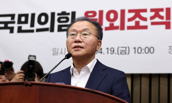 윤재옥 국민의힘 원내대표·당대표 권한대행이 원외당협위원장과의 간담회에서 "총선에서 냉정하고 혹독한 평가를 받았지만 주저앉아 있을 여유가 없다"고 밝혔다. 사진은 윤 원내대표가 19일 서울 여의도 국회에서 열린 원외조직위원장 간담회에서 발언하는 모습. /사진=뉴스1