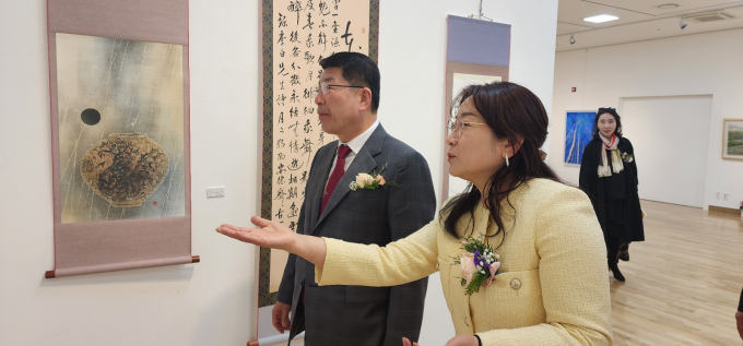 백경현 구리시장(좌측)이 강인숙 지부장의 안내로 전시회 작품들을 감상하고 있다. /사진제공=구리미협