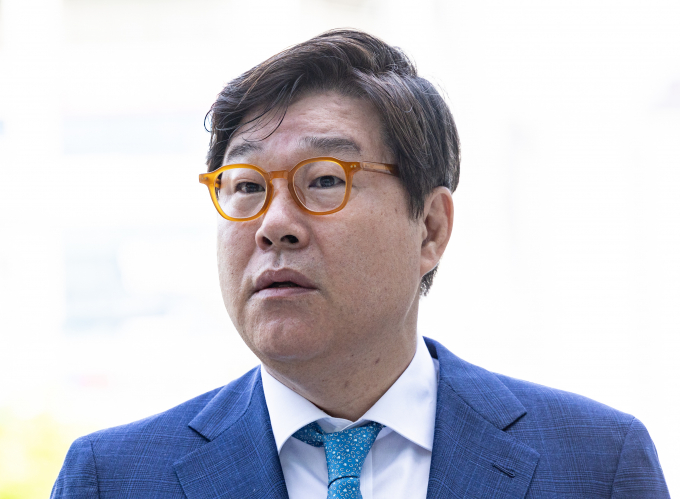 김성태 전 쌍방울 회장이 이화영 전 경기도 평화부지사가 주장한 '검찰청 내 술판 회유'에 대해 "전혀 사실이 아니다"라고 반박했다. 사진은 19일 오전 경기도 수원시 영통구 수원지방법원에서 열린 공판에 출석하며 취재진 질문에 답변하는 김 전 회장. /사진=뉴스1