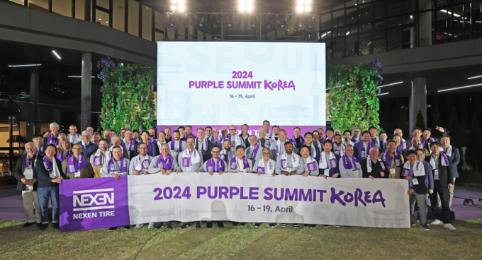 서울 마곡에 위치한 넥센중앙연구소에서 '2024 퍼플 서밋 코리아' 기념 사진을 촬영하고 있다./사진=넥센타이어