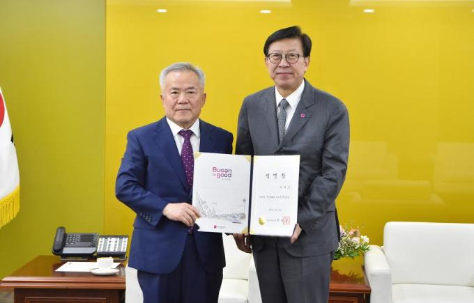 박형준 부산시장(오른쪽)이 지난 18일 차재근 신임 부산문화회관 대표에게 임용장을 수여하고 있다./사진=부산시
