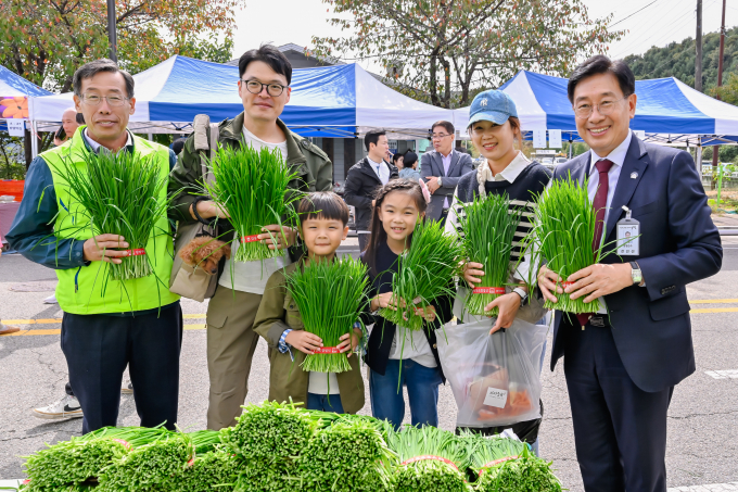 지난해 열린 제4회 부추축제에 참석한 전진선 양평군수(우측). /사진제공=양평군