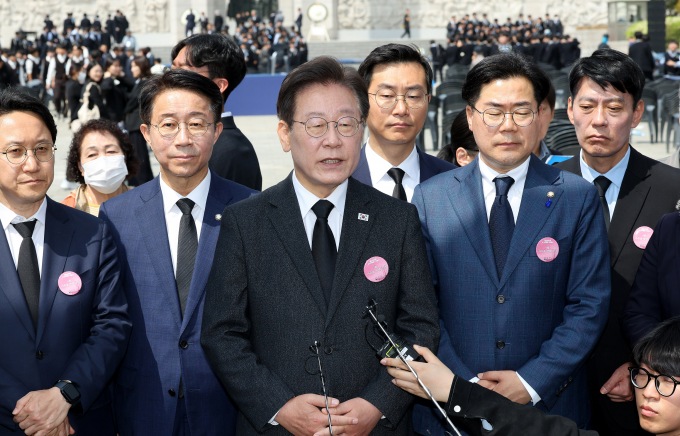 이재명 더불어민주당 대표가 19일 윤석열 대통령의 4·19 혁명 기념식 불참에 대해 아쉬움을 토로했다. 사진은 이 대표(가운데)가 19일 서울 강북구 국립 4·19민주묘지에서 열린 제64주년 4·19 혁명 기념식을 마친 뒤 취재진 질문에 답하는 모습. /사진=뉴스1