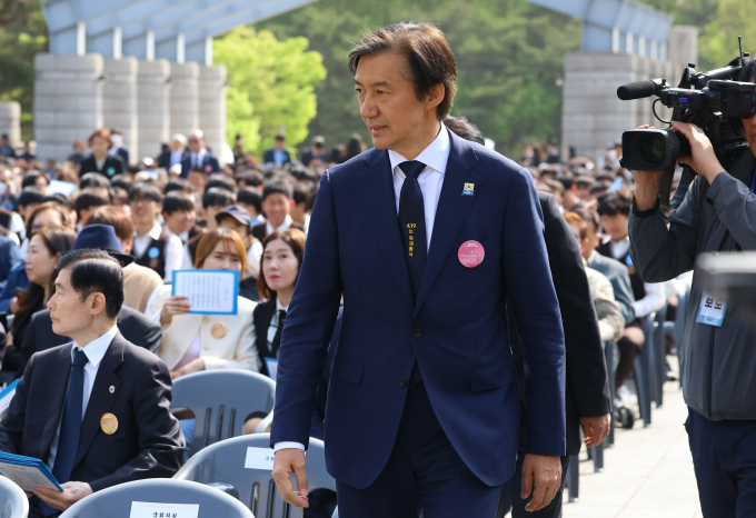 조국 조국혁신당 대표가 윤석열 대통령의 4·19 혁명 기념식 불참에 대해 자신의 페이스북에 "야당 지도자들을 만나기 싫은가"라며 비판의 메시지를 올렸다. 사진은 조 대표가 19일 서울 강북구 국립 4·19 민주묘지에서 열린 ‘제64주년 4.19혁명 기념식’에 참석한 모습. /사진=뉴시스