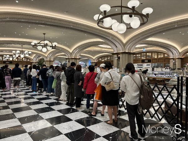 신세계백화점 강남점이 선보인 디저트 전문관 '스위트 파크'에 두 달 동안 260만여 명이 다녀갔다. 지난 19일 오전 고객들이 오픈 시간 전부터 빵을 사기 위해 줄을 서고 있다. /사진=이예빈 기자 