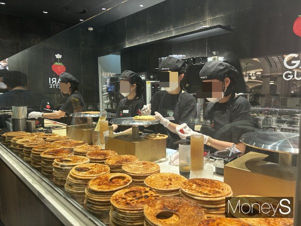 일본 오사카 파이 맛집 '가리게트' 직원들이 파이를 만들고 있다. /사진=이예빈 기자 