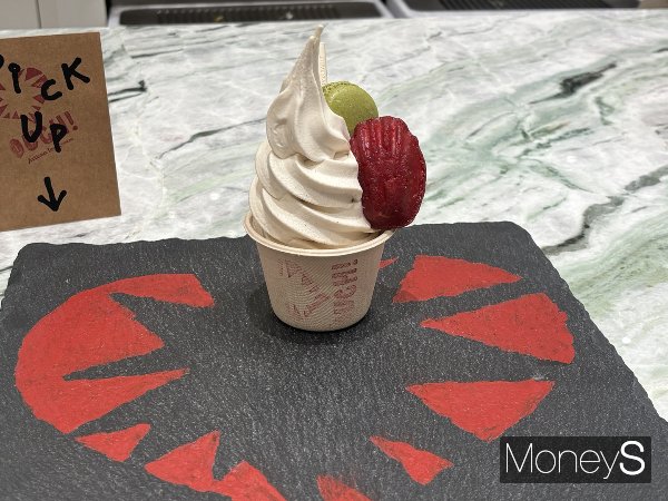 강석기 셰프의 '껠끄쇼즈' 마카롱과 박효진 셰프의 '르솔레이' 마들렌이 조은정 셰프의 '아우치 바이 허니비' 아이스크림에 올라가 있다. /사진=이예빈 기자