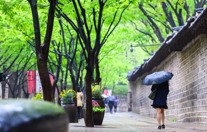20일 아침 제주·전남에서 비가 내리기 시작해 전국으로 확대될 것으로 보인다. 사진은 비 내리는 지난 15일 서울 중구 정동길에서 우산을 쓰고 출근하는 시민들. /사진=뉴시스