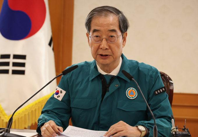 한덕수 국무총리가 국립대 총장들이 제안한 의과대학 정원 증원 관련 절충안에 대해 심도 있게 논의하겠다고 전했다. 사진은 한 총리가 19일 서울 종로구 정부서울청사에서 의사집단행동 중앙재난안전대책본부(중대본) 회의를 주재하는 모습. /사진=뉴시스