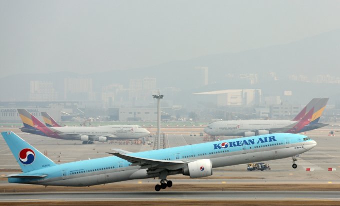 사진은 아시아나항공 항공기 앞으로 대한항공 항공기가 이륙하고 있다. /사진=뉴스1