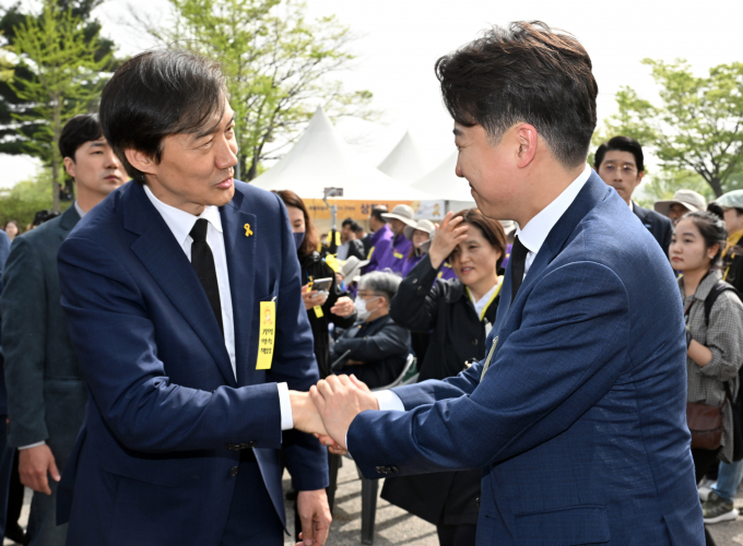 이재명 더불어민주당 대표, 조국 조국혁신당 대표와 이준석 개혁신당 대표가 '채상병 특검법' 처리 촉구를 위해 공동 기자회견을 연다. 사진은 세월호 참사 10주기인 지난 16일 경기 안산시 단원구 화랑유원지 인근에서 열린 '세월호참사 10주기 기억식'에서 조 대표(왼쪽)와 이 대표가 인사를 나누는 모습. /사진=뉴시스