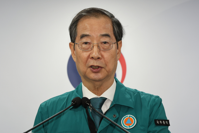 한덕수 국무총리가 국립대 총장들이 제안한 의과대학 정원 증원 절충안에 대해 "의대 정원이 확대된 32개 대학 중 희망하는 경우 증원된 인원의 50~100% 범위 내에서 2025학년도에 한해 신입생을 자율적으로 모집할 수 있도록 허용한다"고 밝혔다. 사진은 한 총리가 19일 서울 종로구 정부서울청사에서 열린 의대증원 관련 특별 브리핑에서 거점국립대 총장 건의에 대한 정부 입장을 브리핑하는 모습. /사진=뉴스1