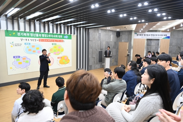 오후석 경기도 행정 2부지사(앞쪽)가 19일 '청년과 함께 경기북부의 미래를 그리다'를 주제로 청년들과 소통하고 있다. / 사진제공=경기도 