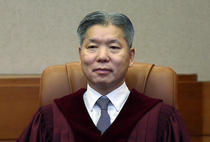 고위공직자범죄수사처(공수처)가 골프 접대 의혹을 받은 이영진 헌법재판관에 대해 범죄 혐의가 없다고 판단했다. 사진은 지난해 12월21일 오후 서울 종로구 재동 헌법재판소 대심판정에 자리하고 있는 이 재판관. /사진=뉴스1