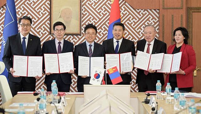 이철우 경북도지사(왼쪽 세번째)가 각 기관 대표자들과 업무협약서를 들어보이고 있다./사진제공=경상북도