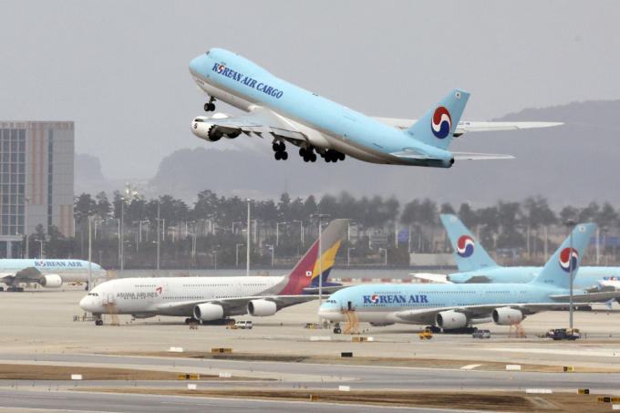 전망대에서 바라본 공항 계류장 내 대한항공과 아시아나항공 모습. 2024.02.14/ 사진=뉴시스