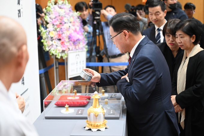 한국불교역사문화기념관 1층 로비에서 열린 ‘보스턴미술관 소장 회암사 사리 이운 고불식’에 참석한 강수현 양주시장. /사진제공=양주시
