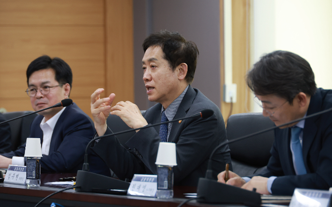 김주현 금융위원장이 19일 오후 서울 종로구 정부서울청사에서 긴급 금융시장 점검회의를 주재하고 있다./사진=금융위원회