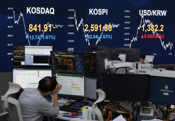 16일 오후 서울 여의도 KB국민은행 스마트딜링룸에서 딜러들이 업무를 보고 있다. /사진=뉴시스