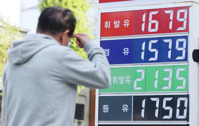 국내 주유소에서 판매되는 휘발유·경유 가격이 동반 상승했다. 사진은 서울 소재 주유소. /사진=뉴스1
