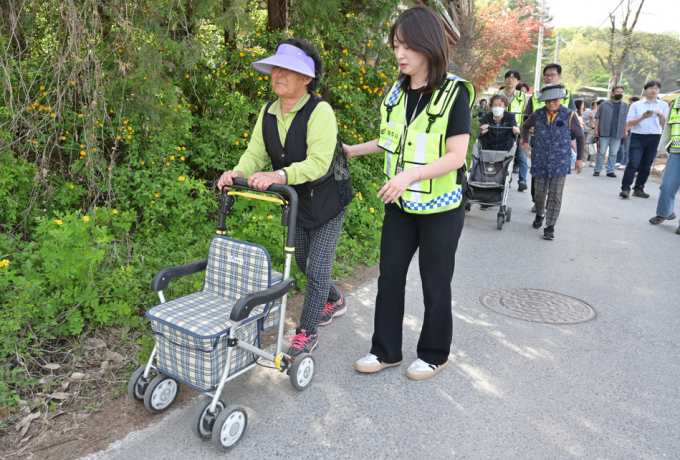 여주시가 경기도와 합동으로 실시한 '산사태 사전대피 훈련'에서 시민들이 참여한 현장훈련을 실시하고 있다. /사진제공=여주시