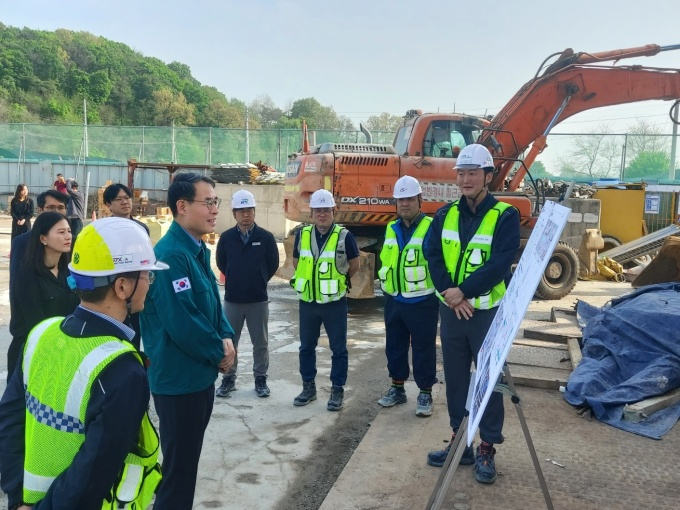 강희업 국토교통부 대도시권광역교통위원장이 한국토지주택공사(LH) 고양사업본부와 수도권 광역급행철도(GTX)-A 창릉역 등 주요 광역교통시설 현장을 방문했다. /사진 제공=국토부