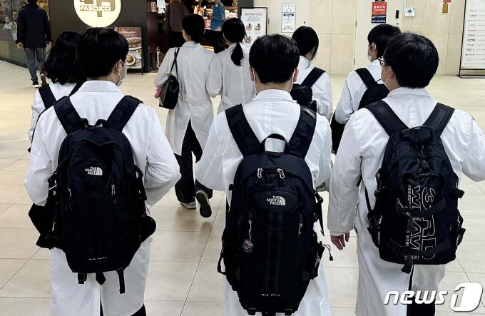 정부가 의대 증원 규모를 일부 조정할 수 있게 하자는 국립대학교 총장들의 건의를 수용하기로 결정한 19일 오후 서울의 한 대학병원에서 의대생들이 이동하고 있다.  2024.2.19/뉴스1 ⓒ News1 박지혜 기자