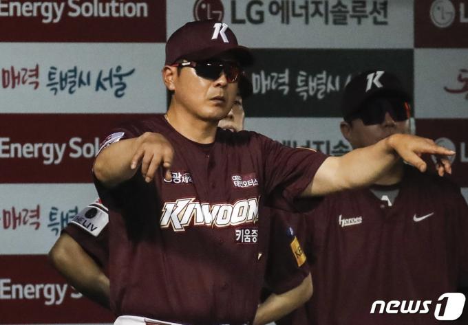홍원기 키움 감독이 19일 두산과의 경기에 앞서 베테랑 이용규를 칭찬했다.ⓒ News1 김도우 기자