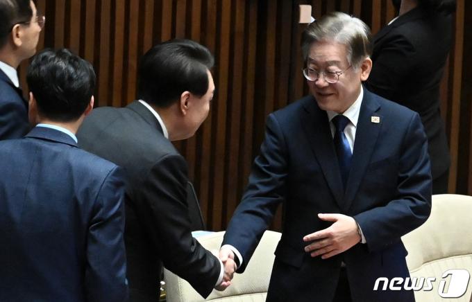 윤석열 대통령과 이재명 더불어민주당 대표가 지난해 10월 31일 악수하고 있다.. 뉴스1 ⓒ News1 송원영 기자