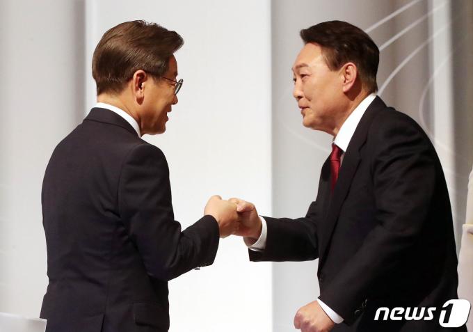 지난 2022년 2월 당시 이재명 더불어민주당 대선 후보와 윤석열 국민의힘 대선 후보가 서울 마포구 상암동 SBS스튜디오에서 열린 중앙선거방송토론위원회 주관 제20대 대통령선거 후보 초청 2차 법정 TV 토론회에 참석해 인사를 나누고 있다. 2022.2.25/뉴스1 ⓒ News1 국회사진취재단