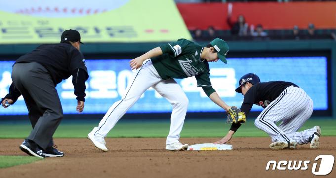 [사진] 도루 성공하는 LG 오지환