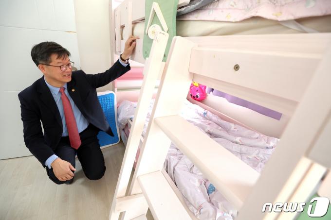 [사진] 장애인 거주시설 살펴보는 이기일 차관