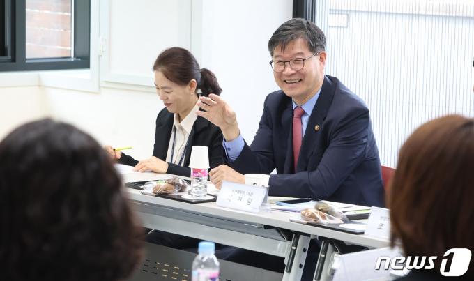 [사진] 장애인 거주시설 찾은 이기일 차관