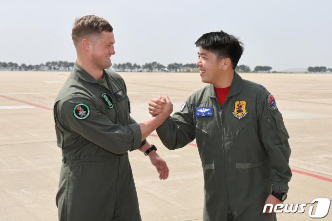 [사진] 손 맞잡는 김성준 소령·해리 대위