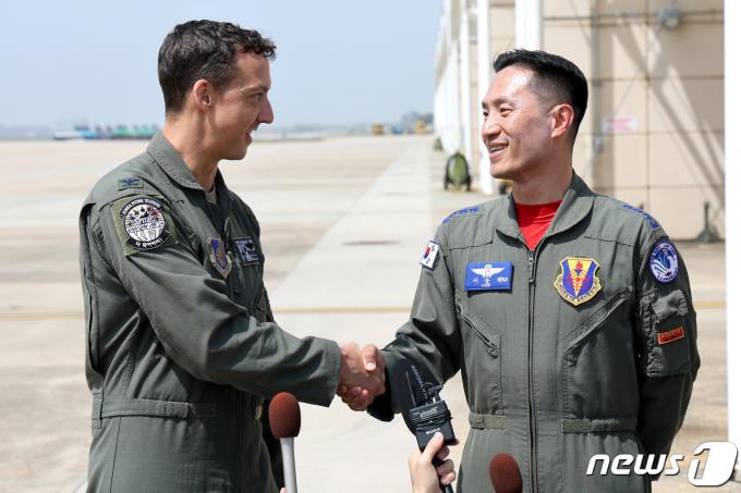 [사진] 손잡은 한미